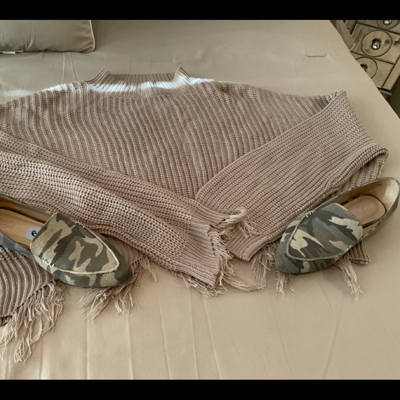 RUE 21 PLUS -Beige Destructed Hem Crop Sweater - Picture 7 of 9